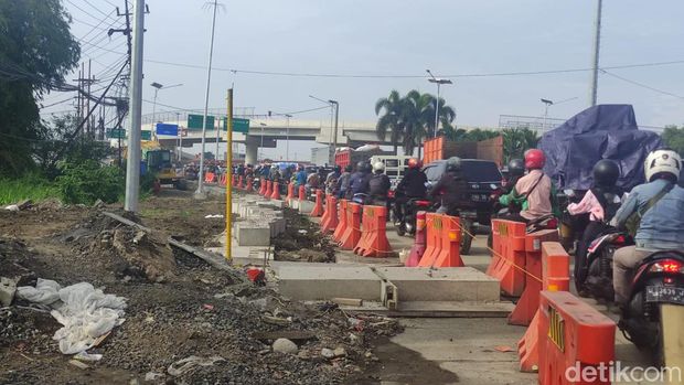Penyempitan jalan di Flyover Juanda.