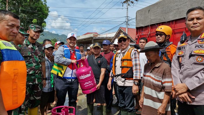 Pertamina salurkan bantuan untuk korban banjir Kerinci, Jambi.