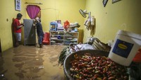 Bahkan ada warga yang harus memindahkan kulkasnya yang terendam banjir.