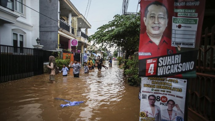 Perumahan di Kawasan Tangsel Terendam Banjir Sejumlah anak bermain saat terjadi banjir di Perumahan Pondok Maharta, Tangerang Selatan, Banten, Sabtu (6/1/2024). Banjir yang menggenangi permukiman warga tersebut disebabkan tingginya curah hujan serta sistem drainase yang buruk. ANTARA FOTO/Rivan Awal Lingga/tom.