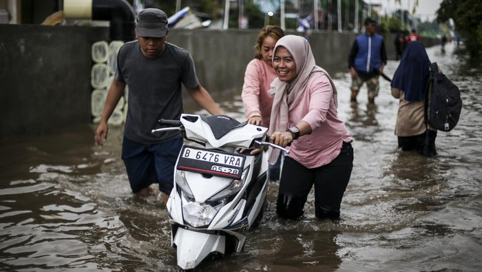 Sejumlah anak bermain saat terjadi banjir di Perumahan Pondok Maharta, Tangerang Selatan, Banten, Sabtu (6/1/2024). Banjir yang menggenangi permukiman warga tersebut disebabkan tingginya curah hujan serta sistem drainase yang buruk. ANTARA FOTO/Rivan Awal Lingga/tom.