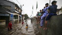 Banjir yang menggenangi permukiman warga tersebut disebabkan tingginya curah hujan serta sistem drainase yang buruk. 