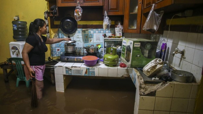 Sejumlah anak bermain saat terjadi banjir di Perumahan Pondok Maharta, Tangerang Selatan, Banten, Sabtu (6/1/2024). Banjir yang menggenangi permukiman warga tersebut disebabkan tingginya curah hujan serta sistem drainase yang buruk. ANTARA FOTO/Rivan Awal Lingga/tom.