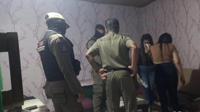 Petugas saat melakukan razia grebek warung di Jalan Tri Dharma, dan Jalan Veteran Gresik.