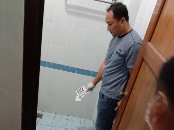 Polisi melakukan olah TKP kasus penemuan perawat inisial YS (33) yang meninggal di toilet RS Elisabet Ganjuran, Sumbermulyo, Bambanglipuro, Bantul, Sabtu (6/1/2024).