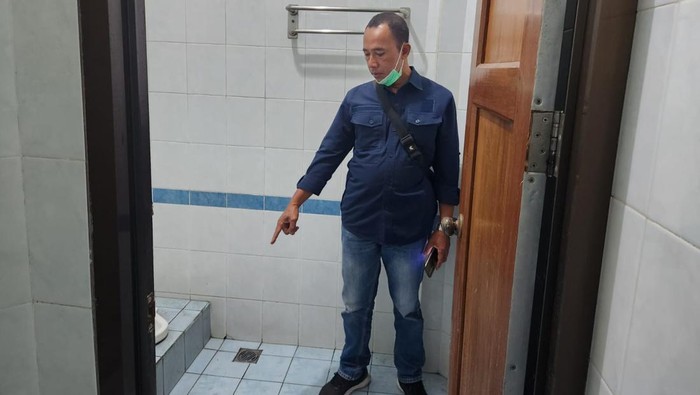 Polisi melakukan olah TKP kasus penemuan perawat inisial YS (33) yang meninggal di toilet RS Elisabet Ganjuran, Sumbermulyo, Bambanglipuro, Bantul, Sabtu (6/1/2024).