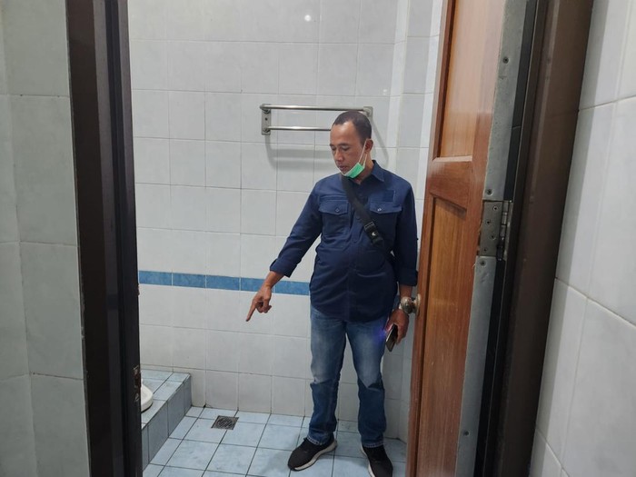 Polisi melakukan olah TKP kasus penemuan perawat inisial YS (33) yang meninggal di toilet RS Elisabet Ganjuran, Sumbermulyo, Bambanglipuro, Bantul, Sabtu (6/1/2024).