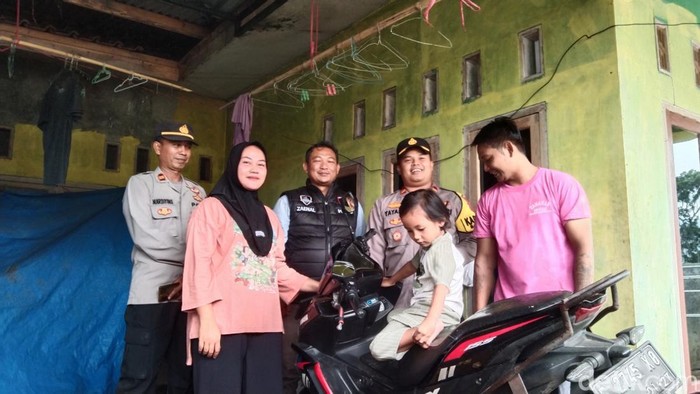 Polisi saat antarkan motor Indri yang hilang