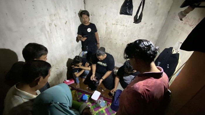 Polisi saat menggeledah rumah pelaku