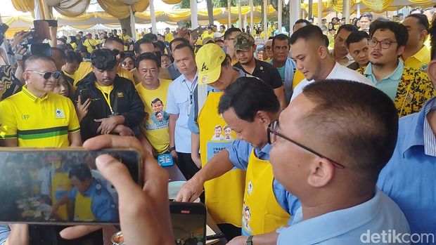 Prabowo masak nasi goreng di rapat konsolidasi Golkar (Belia/detikcom).