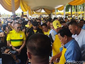 Prabowo Hadiri Rapat Konsolidasi Partai Golkar, Ikut Masak Nasi Goreng