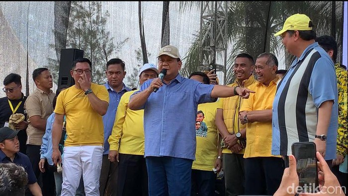 Prabowo Subianto menghadiri rapat Konsolidasi pemenangan pemilu Partai Golkar di stadion Pakansari, Bogor.