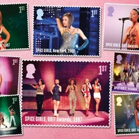 Koleksi edisi terbatas ini terdiri dari prangko bergambar penampilan grup yang digawangi Geri Halliwell ,Victoria Beckham, Emma Bunton, Mel B, dan Mel C, ini baik dalam grup, maupun individual. Salah satunya foto aksi panggung mereka di Istanbul pada 1997. (Foto: Dok. Royal Mail)