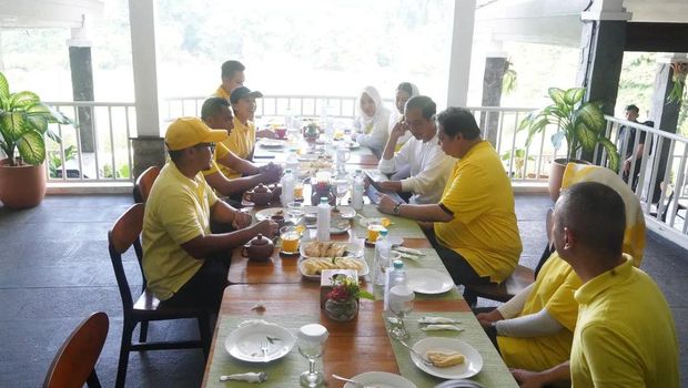 Presiden Jokowi dan Ketum Golkar Airlangga Hartarto olahraga bareng di Kebun Raya Bogor (dok. Instagram @golkar.indonesia)