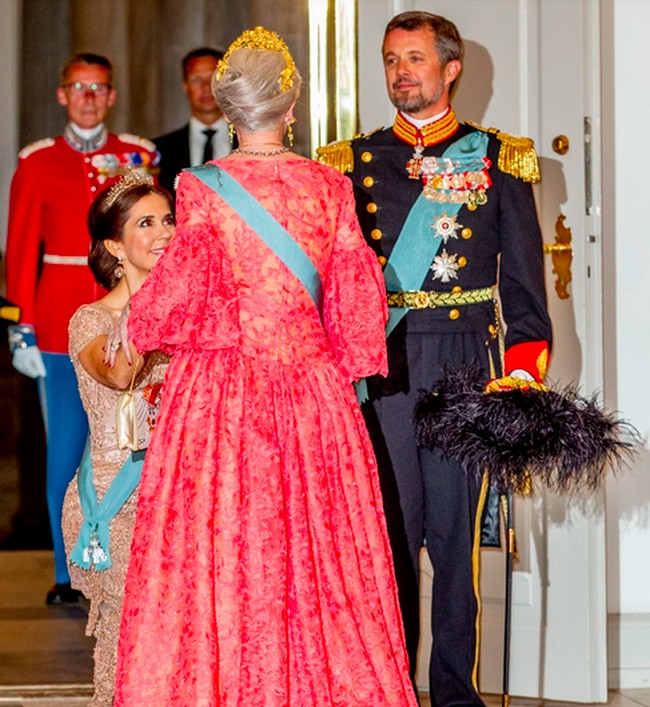 Momen cantik Putri Mary yang mengenakan mahkota membungkuk ke Ratu Margrethe di acara ulang tahun Pangeran Frederik. Foto: dok. Instagram