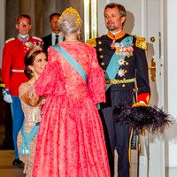 Momen cantik Putri Mary yang mengenakan mahkota membungkuk ke Ratu Margrethe di acara ulang tahun Pangeran Frederik. Foto: dok. Instagram