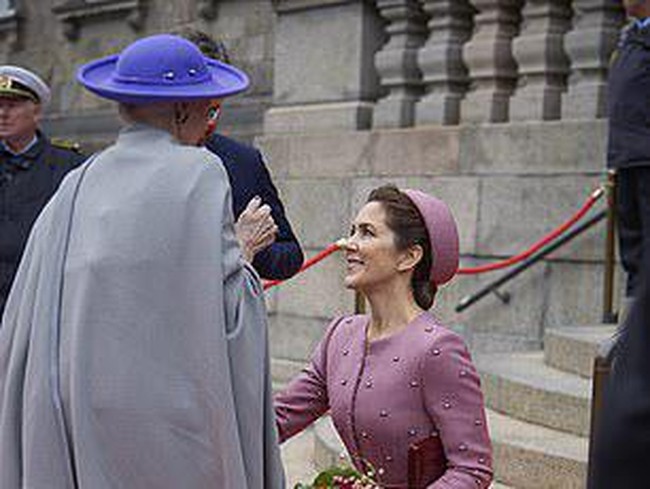 Publik tidak akan lagi melihat momen anggun saat Putri Mary membungkuk ke Raja dan Ratu dunia. Ketika Putri Mahkota Mary menjadi ratu, pangkatnya akan lebih tinggi, sehingga hari-hari dimana Mary membungkuk dengan indah akan menjadi masa lalu,” ungkap koresponden kerajaan Hello Magazine, Danielle Stacey. Foto: dok. Instagram