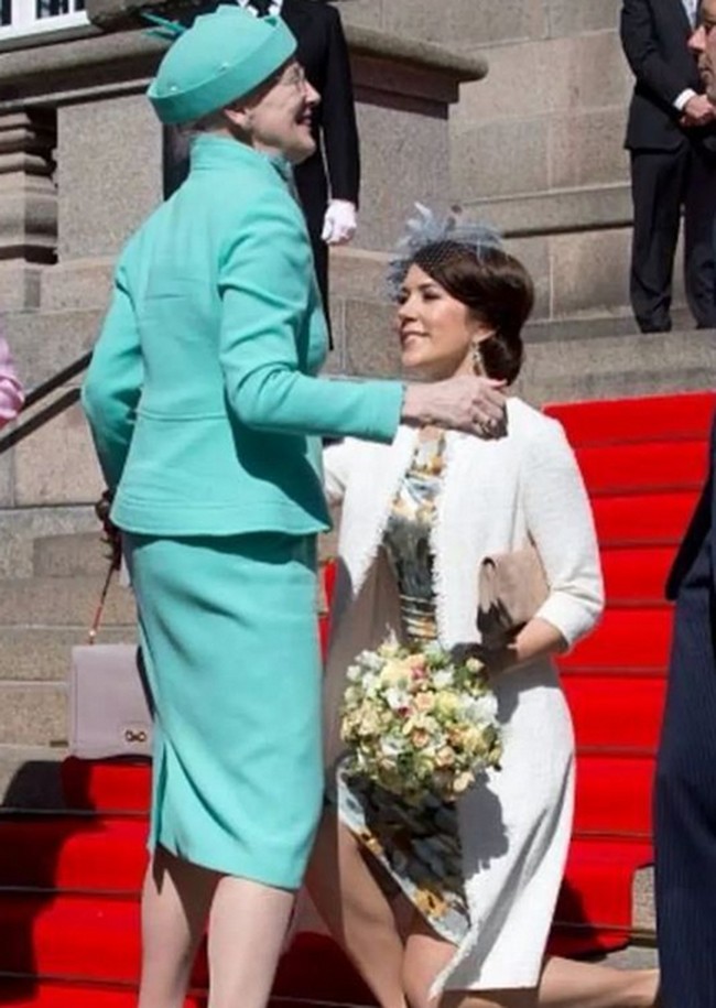 Tradisi curtsy atau membungkuk sudah turun temurun di kerajaan Inggris dan Eropa lainnya. Mereka yang memiliki posisi lebih rendah akan memberikan gestur membungkuk ke Ratu atau Raja di hadapannya. Salah satu putri kerajaan Eropa yang dinilai memiliki gestur curtsy sempurna adalah Putri Mary dari Denmark. Foto: dok. Instagram