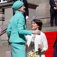 Tradisi curtsy atau membungkuk sudah turun temurun di kerajaan Inggris dan Eropa lainnya. Mereka yang memiliki posisi lebih rendah akan memberikan gestur membungkuk ke Ratu atau Raja di hadapannya. Salah satu putri kerajaan Eropa yang dinilai memiliki gestur curtsy sempurna adalah Putri Mary dari Denmark. Foto: dok. Instagram