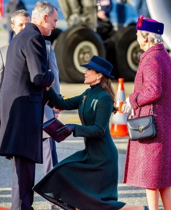 Tak hanya ke Ratu Margrethe saja sikap penghormatan tersebut ditunjukkan oleh wanita 51 tahun itu, namun ke Raja dan Ratu dunia lainnya. Inilah momen curtsy Putri Mary ke Raja Felipe dari Spanyol. Foto: dok. Instagram