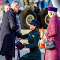 Tak hanya ke Ratu Margrethe saja sikap penghormatan tersebut ditunjukkan oleh wanita 51 tahun itu, namun ke Raja dan Ratu dunia lainnya. Inilah momen curtsy Putri Mary ke Raja Felipe dari Spanyol. Foto: dok. Instagram