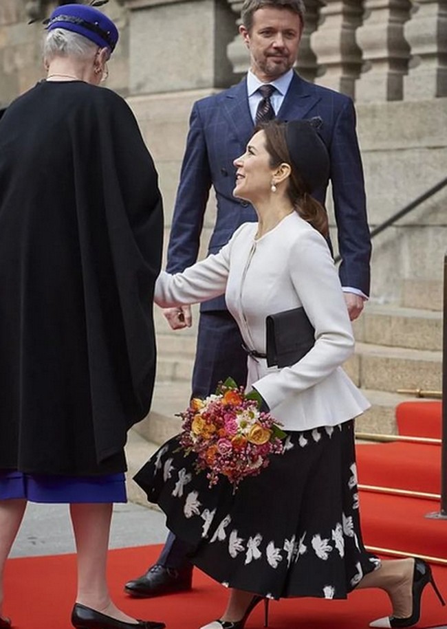 Setelah pengumuman mundurnya Ratu Margrethe, dan putranya Frederik naik takhta, otomatis Putri Mary segera menjadi Ratu pada 14 Januari. Tradisi membungkuk kini sudah dilarang baginya. Foto: dok. Instagram