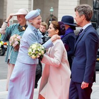 Wanita asal Australia yang menjadi Calon Ratu Denmark itu dinikahi oleh Pangeran Denmark, Frederik. Sepanjang 20 tahun pernikahan mereka, Mary yang datang dari keluarga biasa itu bisa beradaptasi dengan tradisi kerajaan. Inilah momen manis Putri Mary membungkuk hingga berlutut ke ibu mertuanya, Ratu Margrethe. Foto: dok. Instagram