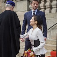 Setelah pengumuman mundurnya Ratu Margrethe, dan putranya Frederik naik takhta, otomatis Putri Mary segera menjadi Ratu pada 14 Januari. Tradisi membungkuk kini sudah dilarang baginya. Foto: dok. Instagram