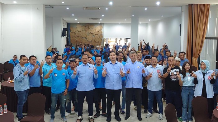 Relawan Pedagang Indonesia Maju (Rapim) pendukung Prabowo-Gibran di Cilegon.