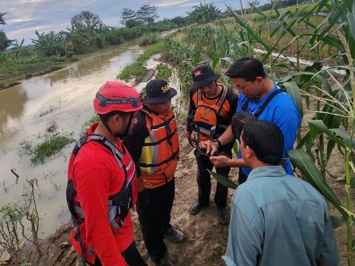 Relawan SAR Kabupaten Pemalang saat melakukan upaya pencarian seorang remaja yang tenggelam di Sungai Madene, Jumat (5/1/2024).