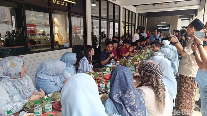 Saat Gibran makan bersama Ning-ning di Cirebon.