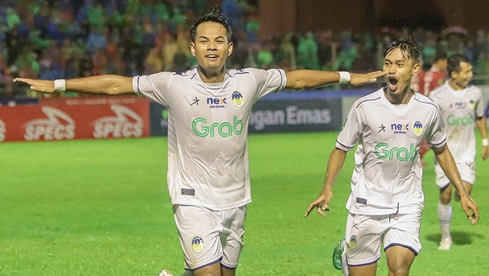 Selebrasi Pemain PSIM Jogja, Nyoman Sukarja usai mencetak gol di gawang Semen Padang, Sabtu (6/1).
