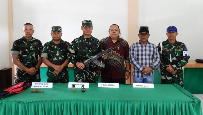 Senjata dan granat yang diterima dari eks Kombatan GAM (Foto: dok Kodim Aceh Tamiang)