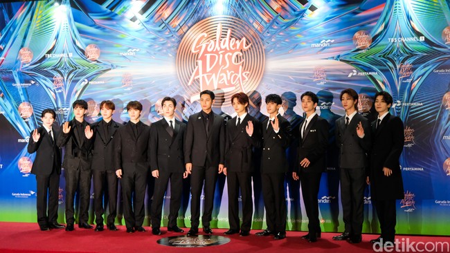 Selain menebar pesona di red carpet, Seventeen juga ‘memanaskan’ panggung Golden Disc Awards 2024 dengan penampilan mereka. Grup yang dibentuk oleh Pledis Entertainment itu membawakan tiga lagu hits mereka, Super, Even if the world ends tomorrow (versi bahasa Korea) dan God of Music. Foto: Andhika Prasetia/detikHOT.