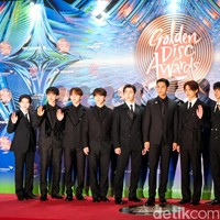 Selain menebar pesona di red carpet, Seventeen juga ‘memanaskan’ panggung Golden Disc Awards 2024 dengan penampilan mereka. Grup yang dibentuk oleh Pledis Entertainment itu membawakan tiga lagu hits mereka, Super, Even if the world ends tomorrow (versi bahasa Korea) dan God of Music. Foto: Andhika Prasetia/detikHOT.