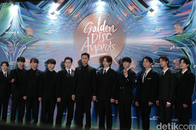 SEVENTEEN di Red Carpet Golden Disc Awards 2024