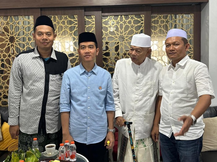 Sowan ke Habib Thohir di Cirebon, Gibran Minta Doa agar Jalan Dipermudah