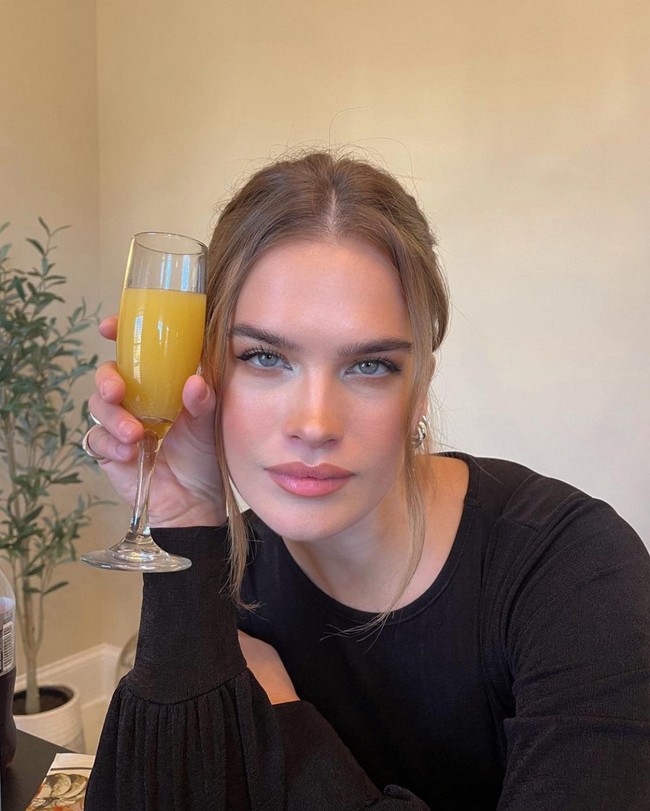 Stormi Bree sedang jadi perbincangan hangat setelah beberapa kali kedapatan jalan bareng Joe Jonas. Terbaru, model 33 tahun ini main ski bersama di Aspen, Colorado, AS. Foto: Instagram/@stormibree