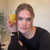 Stormi Bree sedang jadi perbincangan hangat setelah beberapa kali kedapatan jalan bareng Joe Jonas. Terbaru, model 33 tahun ini main ski bersama di Aspen, Colorado, AS. Foto: Instagram/@stormibree