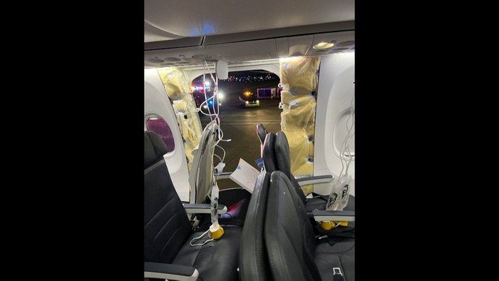 Pesawat Alaska Airlines yang membawa 177 orang penumpang melakukan pendaratan darurat di negara bagian Oregon, Amerika Serikat, usai panel jendela pesawat pecah di udara tak lama setelah lepas landas.