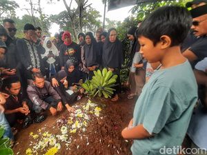Tangis Keluarga Kala Pramugara Korban Tabrakan KA Dimakamkan