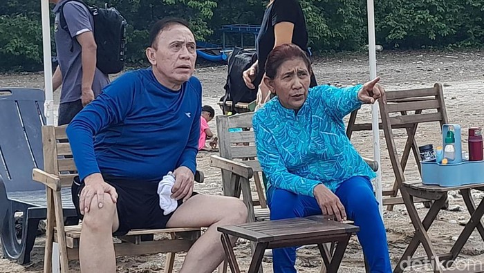 Susi Pudjiastuti dan Iwan Bule di Pangandaran