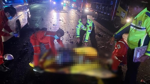 Polisi dan petugas ambulans mengevakuasi korban tewas ditabrak bus di Jalur Denpasar-Gilimanuk, Badung, Jumat (5/1/2024) pagi.