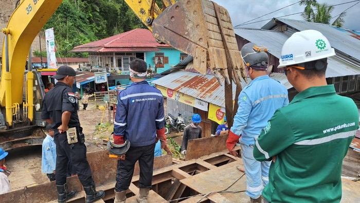 Tahap pengerjaan rangka dasar dan tapak jalan Jembatan Darurat di Desa Tamiai, Kerinci, Jambi.