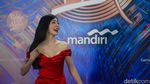 Gaun Merah Tiffany Young di Red Carpet GDA 2024