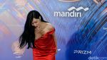 Gaun Merah Tiffany Young di Red Carpet GDA 2024