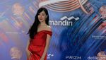 Gaun Merah Tiffany Young di Red Carpet GDA 2024
