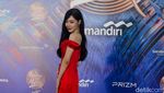 Gaun Merah Tiffany Young di Red Carpet GDA 2024
