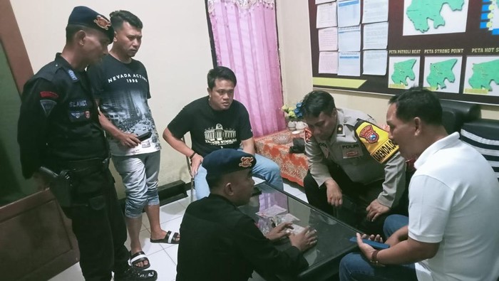 Tim Gegana Brimob Polda jatim serahkan temuan di TKP ke penyidik Polres Sumenep.