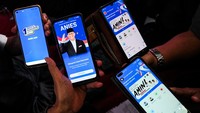 Relawan pejuang perubahan mengaktifkan aplikasi saat konsolidasi pejuang perubahan dan grand launching aplikasi AMIN di markas pemenangan AMIN, Jakarta, Sabtu (6/1/2024). 